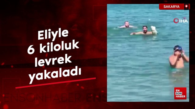 Sakarya'da yüzmek için girdiği denizde eliyle 6 kiloluk levrek yakaladı