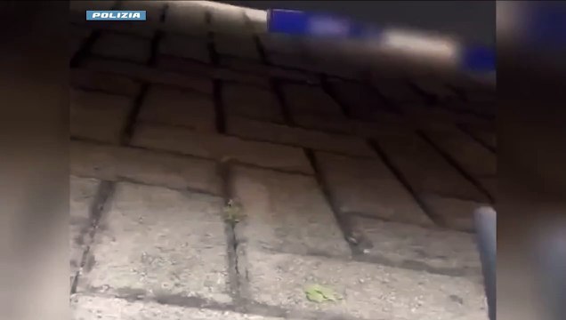 Milano, la cocaina nascosta sotto l'auto con una calamita: così lo spacciatore trasportava la droga
