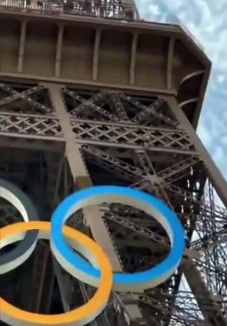 Un anglais tente d'escalader la Tour Eiffel en plein jour