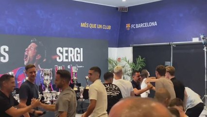 El vídeo de Xavi reapareciendo por todo lo alto en la despedida de Sergi Roberto