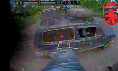 ロシア兵の逃走とウクライナのドローンによるニーバジープの爆発を捉えた映像