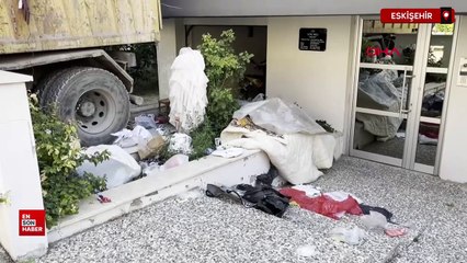 Eskişehir'de bir evden 30 ton çöp çıktı