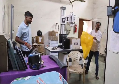अलवर न्यूज.... बारिश ने किया एक्स-रे मशीन का एक्स-रे, छत से टपक रहा पानी