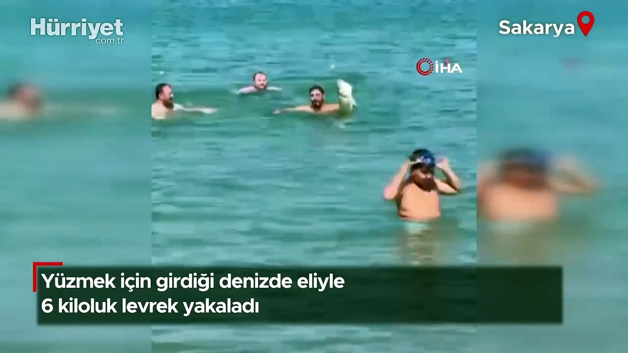 Yüzmek için girdiği denizde eliyle 6 kiloluk levrek yakaladı