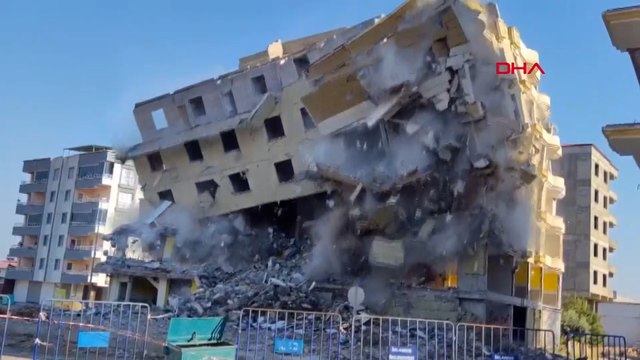 Depremde hasar alan 7 katlı bina, yıkım sırasında çöktü