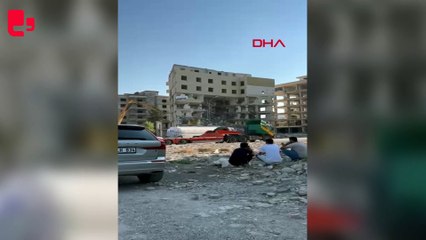 Antep'te depremde hasar alan bina, yıkım sırasında çöktü