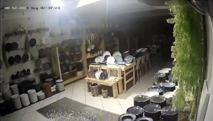 Homem rouba restaurante após quebrar vidro com pedra em Porto Seguro