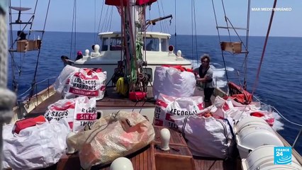 Télécharger la video: 160 migrantes fueron rescatados en el mar Mediterráneo cerca a Lampedusa