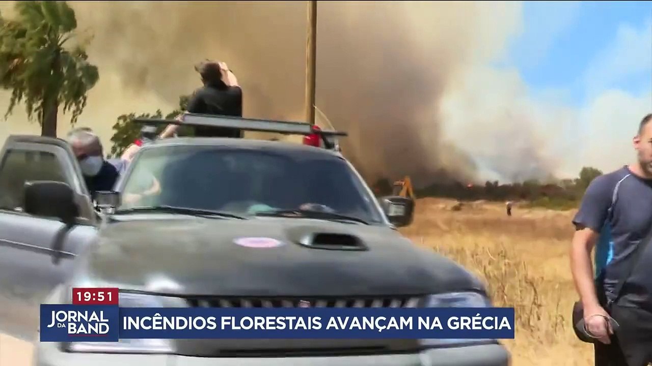 Incêndios florestais forçam saída de moradores de cidades da Grécia