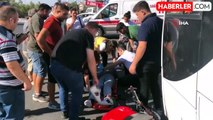 Minibüsle çarpışan 14 yaşındaki motosikletlinin ağır yaralandığı kaza kamerada