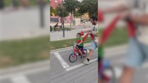 “En cinco minutos sabe pedalear sin ruedines”: el truco para enseñar a montar en bici que es para alucinar