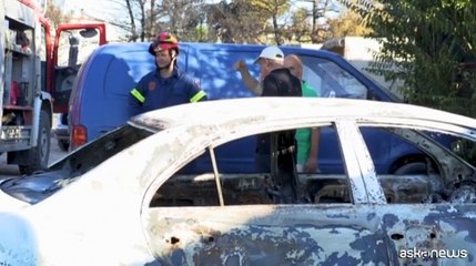 Quel che resta dopo incendi alla periferia di Atene