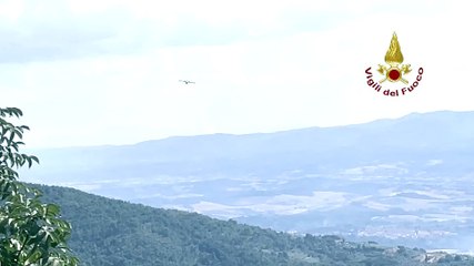 Incendio in provincia di Arezzo, il Canadair fa rifornimento nel lago di Bilancino