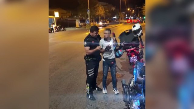 Polis, önce ceza kesti ardından abartı egzoz sesini motosikletliye dinlettirdi