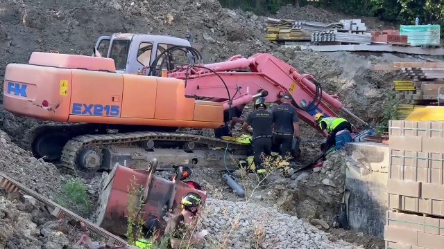 Piacenza, il video dei soccorsi a un operaio sprofondato in una voragine nel cantiere: «Bloccato sottoterra, lo abbiamo salvato»