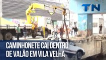 Caminhonete cai dentro de valão em Vila Velha