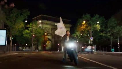 دراجة نارية وطائرة.. هكذا أنهى توم كروز الألعاب الأولمبية