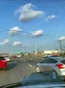 Dos niños pequeños en pañales sobreviven al ser expulsados desde un automóvil que volcó varias veces en un accidente en una autopista de Texas.