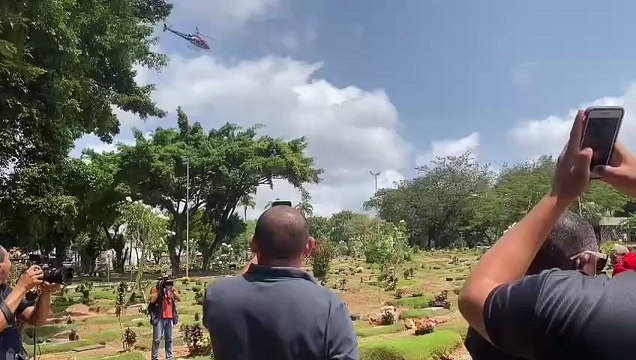 Durante sepultamento, colegas de trabalho homenageiam delegada morta por noivo no interior da Bahia