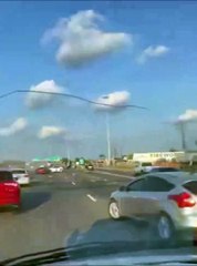 Niños pequeños sobreviven tras salir expulsados de un auto