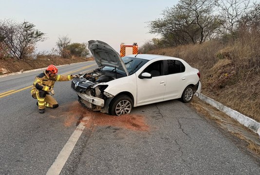 Motorista perde controle e carro colide em barreira na lateral da BR-230 entre Pombal e São Bentinho