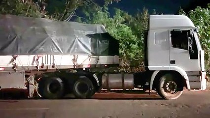 Caminhão com problemas mecânicos fica atravessado na Rua Veneza e causa transtornos