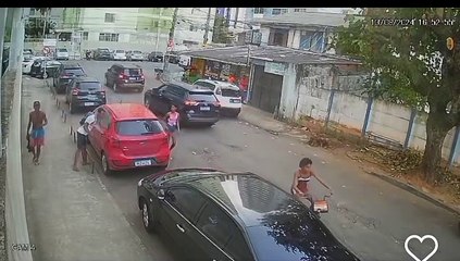 Câmeras de segurança registram homem quebrando vidro de carro para furtar mochila; veja