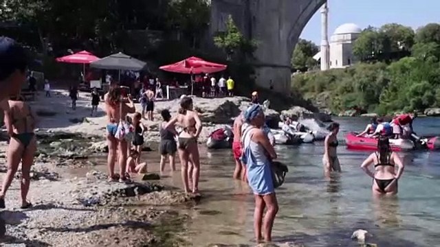 Tourists and locals try to keep cool as heatwave hits Bosnia