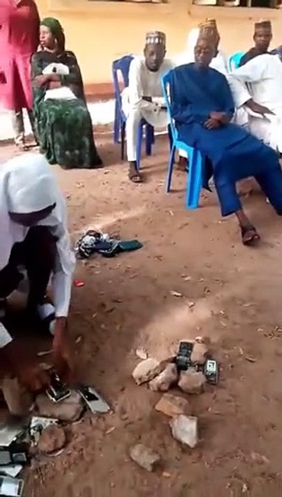 نائجیریا میں اسکول کے بچوں کا رزلٹ اچھا نہ آنے پر  پرنسپل نے بچوں کے والدین کو بلایا  اور وجہ بتائی کہ گھر میں اسکول میں پڑھائی کے دوران موبائل کا استعمال.  والدین کی رضامندی سے ٹیچرز نے بچوں کے ہاتھوں ہی ان کے موبائل کے ٹکڑے ٹکڑے کروا دیئے     یہ حقیقت