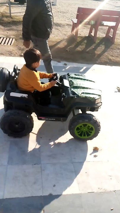 kid is driving