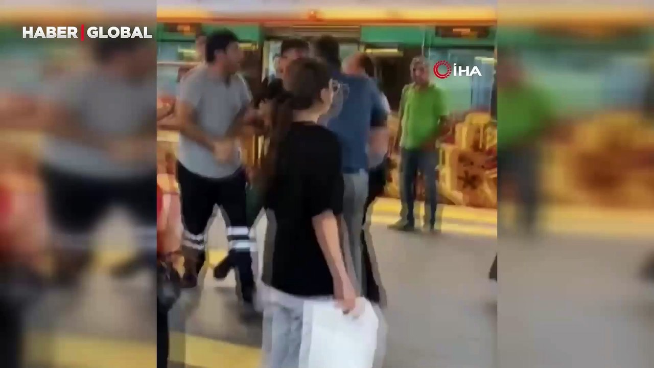 Marmaray'da 2 grup arasında skandal görüntüler!