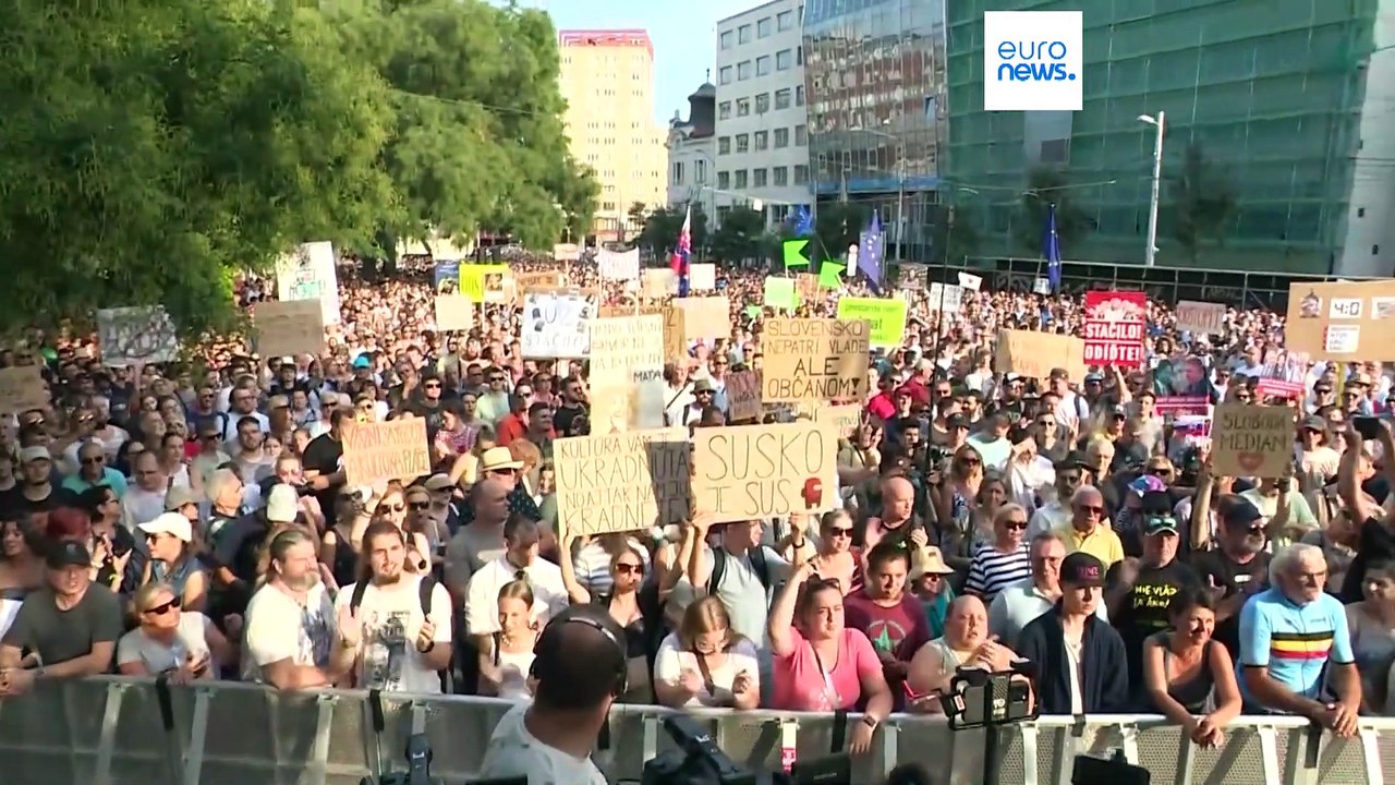 Словакия: участники акции протеста в Братиславе требуют отставки министра культуры