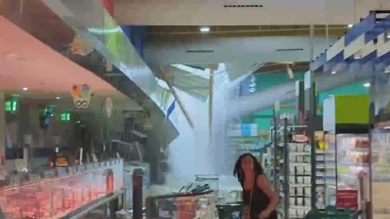 Sobresalto en un supermercado de Valencia al desplomarse el techo por las fuertes tormentas