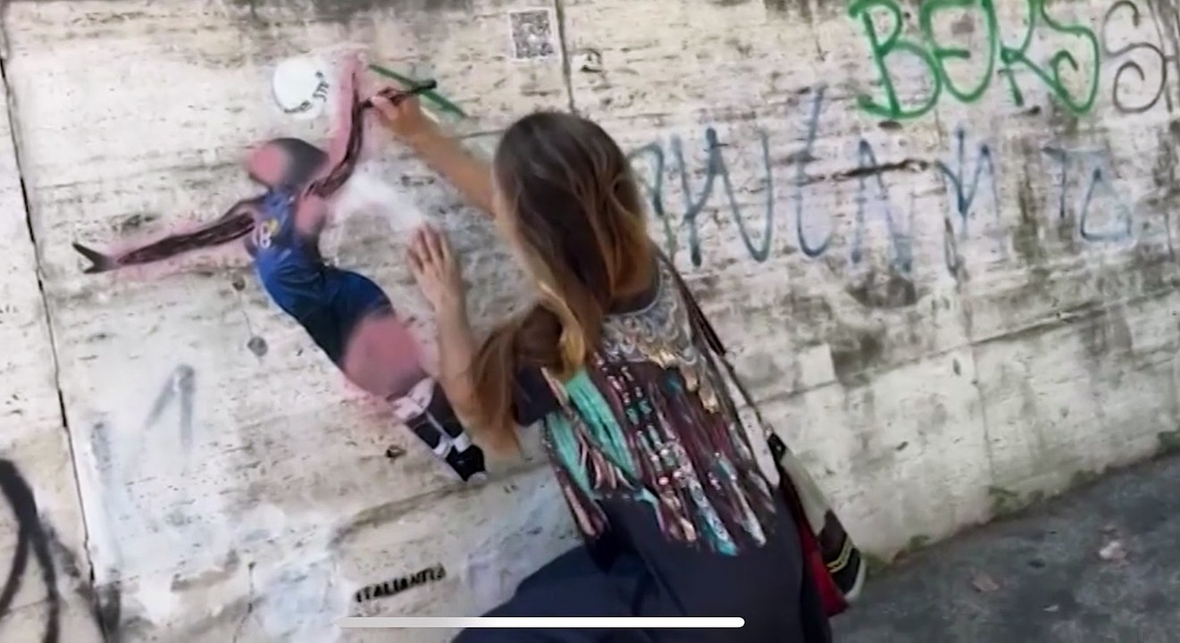 Vandalizzato il murale di Paola Egonu, passante lo ridipinge con un pennarello
