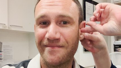 Emotionale Reaktion des Menschen nach dem ersten Anprobieren eines Hörgeräts