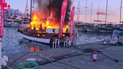 Tur teknesi alev alev yandı, yangın 2 tekneye daha sıçradı