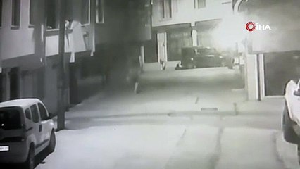 Görüntüler Bursa'dan... Evine giren hırsızı böyle kovaladı