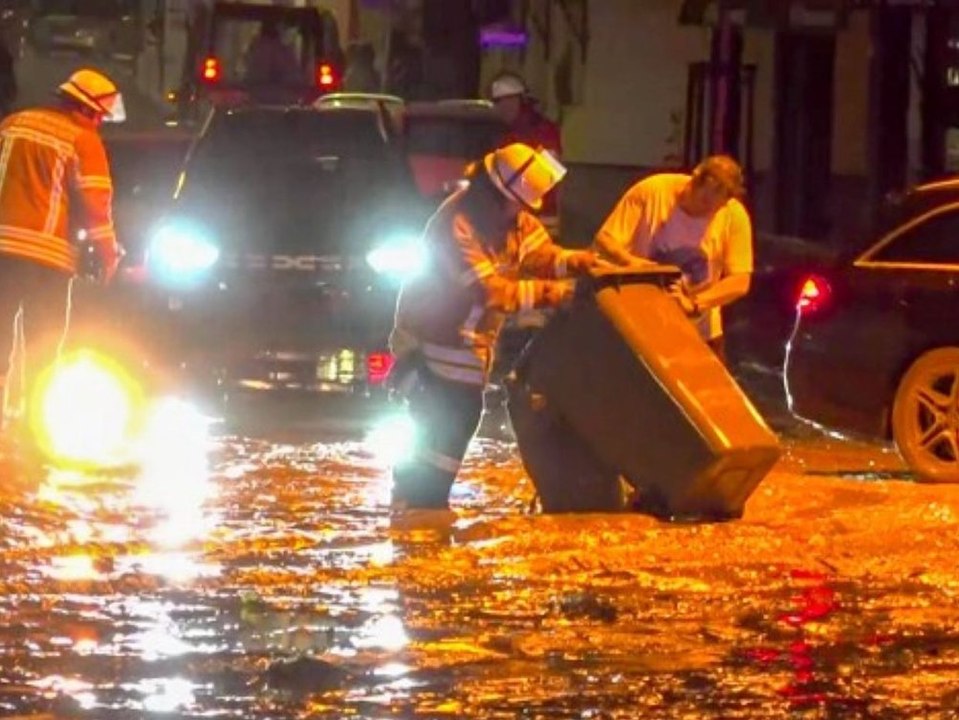 Autos weggespült: Heftige Unwetter sorgen für Chaos