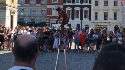 Street artist's performance at Convent Garden brings joy to onlookers
