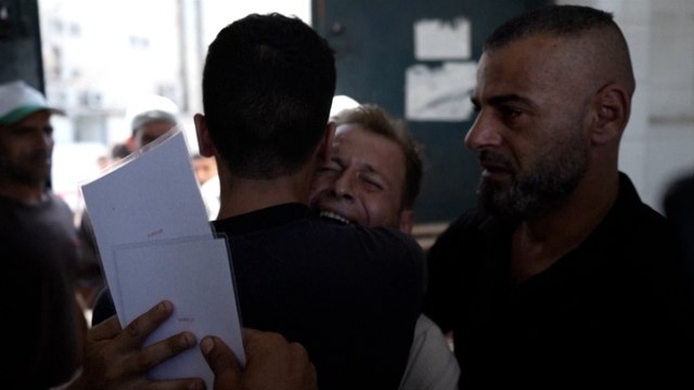 Un hombre roto de dolor tras morir sus hijos gemelos recién nacidos y su mujer por un ataque de Israel en Gaza