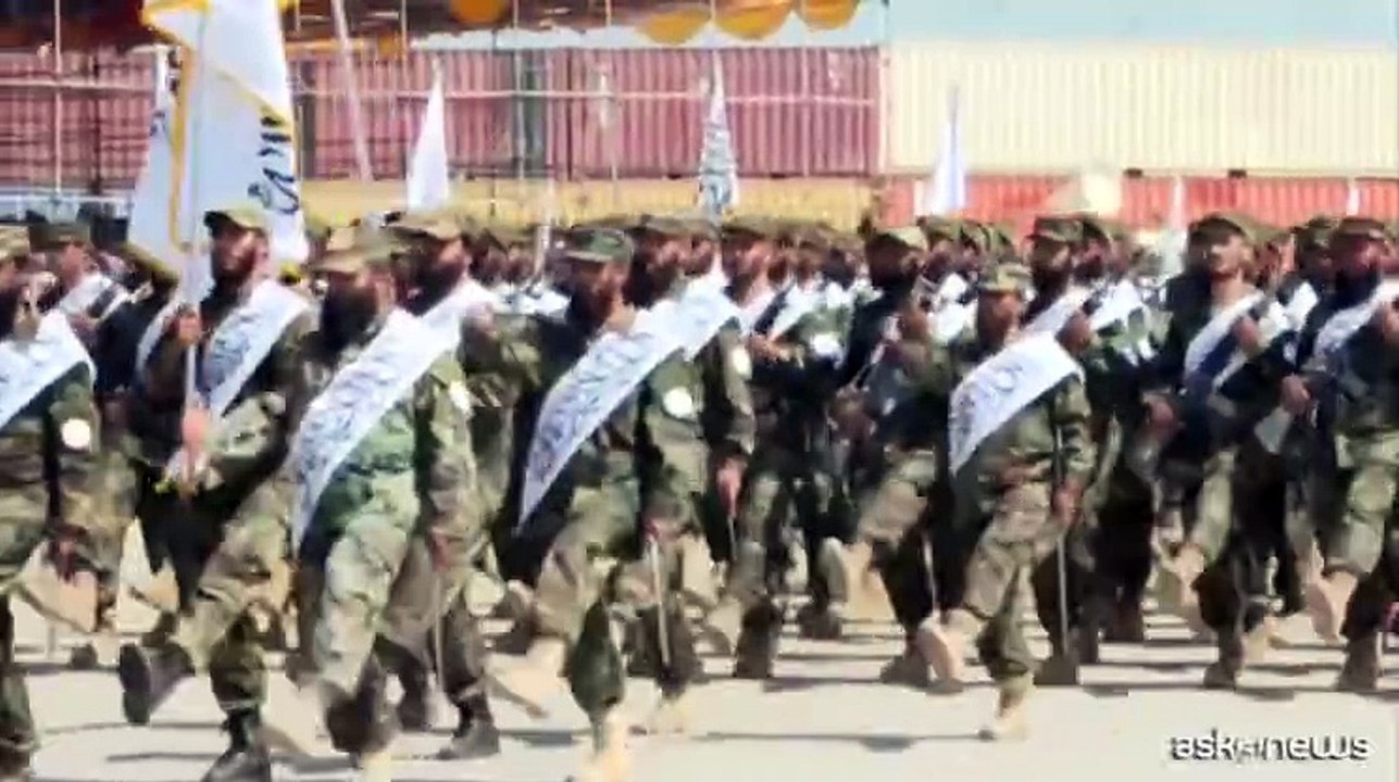 Parata militare dei talebani nel terzo anniversario del ritiro Usa