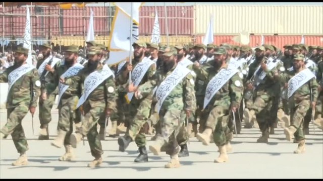 Parata militare dei talebani nel terzo anniversario del ritiro Usa
