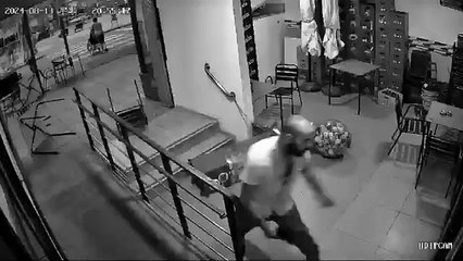 Un hombre con una pistola se pasea por Vic