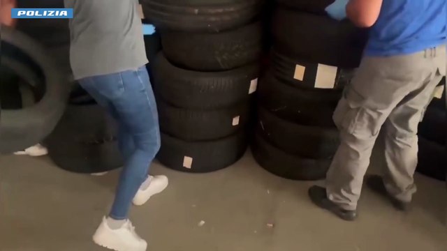 Il deposito di copertoni usato per nascondere la droga: 146 chili di hashish sequestrati a Casorate
