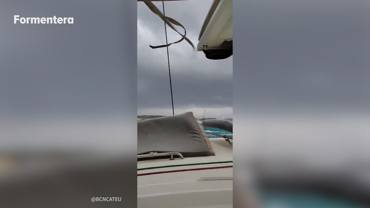 El fortísimo temporal de viento y lluvia lanza contra las rocas a decenas de barcos en Baleares