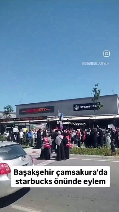 İstanbul Başakşehir'de bir grup kadın Starbucks...