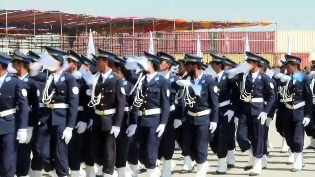 Talibãs celebram três anos de poder no Afeganistão com um desfile militar