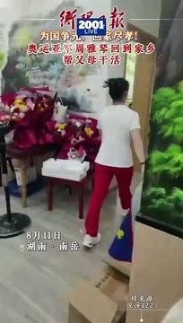 La gimnasta que se hizo viral mordiendo la medalla, volvió a la casa de sus padres durante las vacaciones y se puso a ayudar en el restaurante de la familia