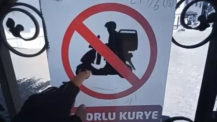 Sipariş götüren motokurye, ‘Motorlu kurye giremez’ uyarısına böyle tepki gösterdi