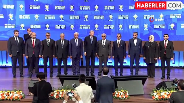 Cumhurbaşkanı Erdoğan, AK Parti'ye katılan 2 milletvekili ve 13 belediye başkanına parti rozetlerini taktı